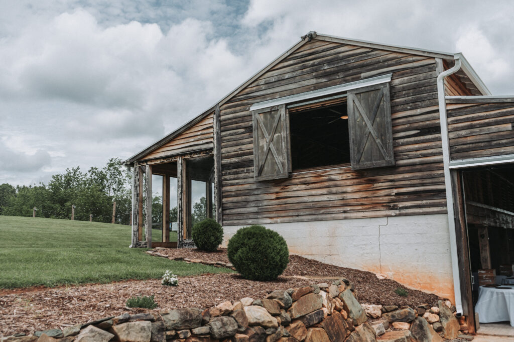 Exterior of the rustic wooden barn at Due Sorelle wedding venue in Virginia.