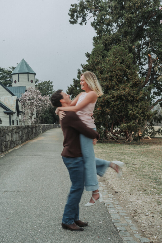 What to wear for engagement photos at Maymont Park in Richmond VA – casual couple outfit inspiration